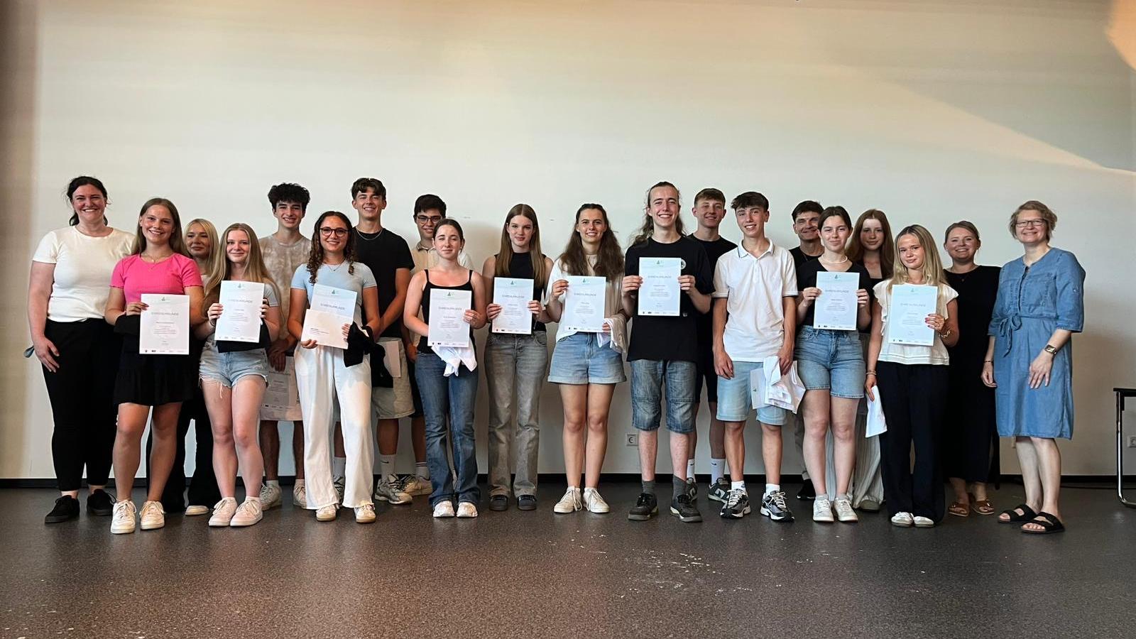 Sieger im Chemie-Wettbewerb zeigen stolz ihre Urkunden.