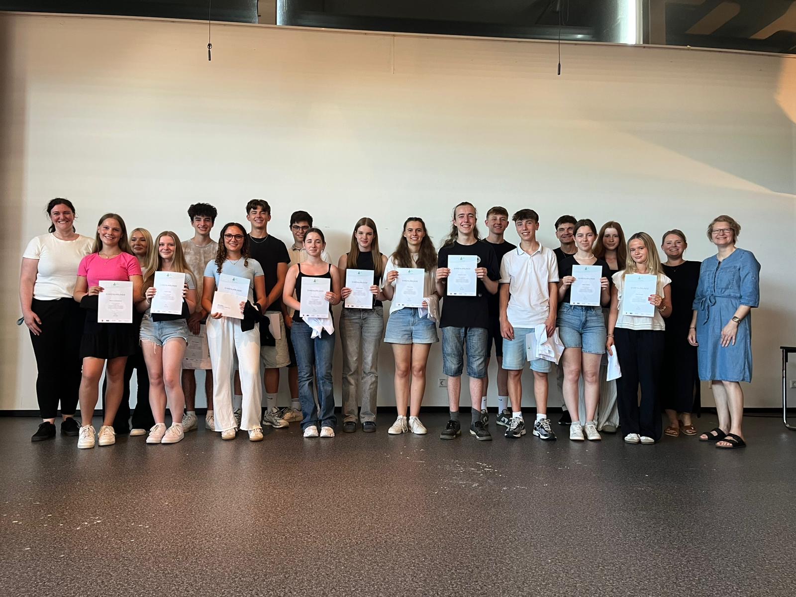 Sieger im Chemie-Wettbewerb zeigen stolz ihre Urkunden.