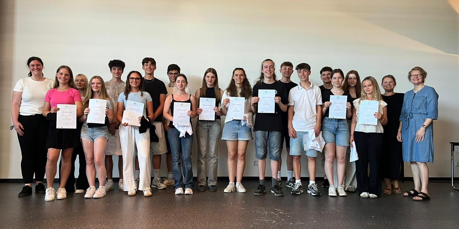 Sieger im Chemie-Wettbewerb zeigen stolz ihre Urkunden.