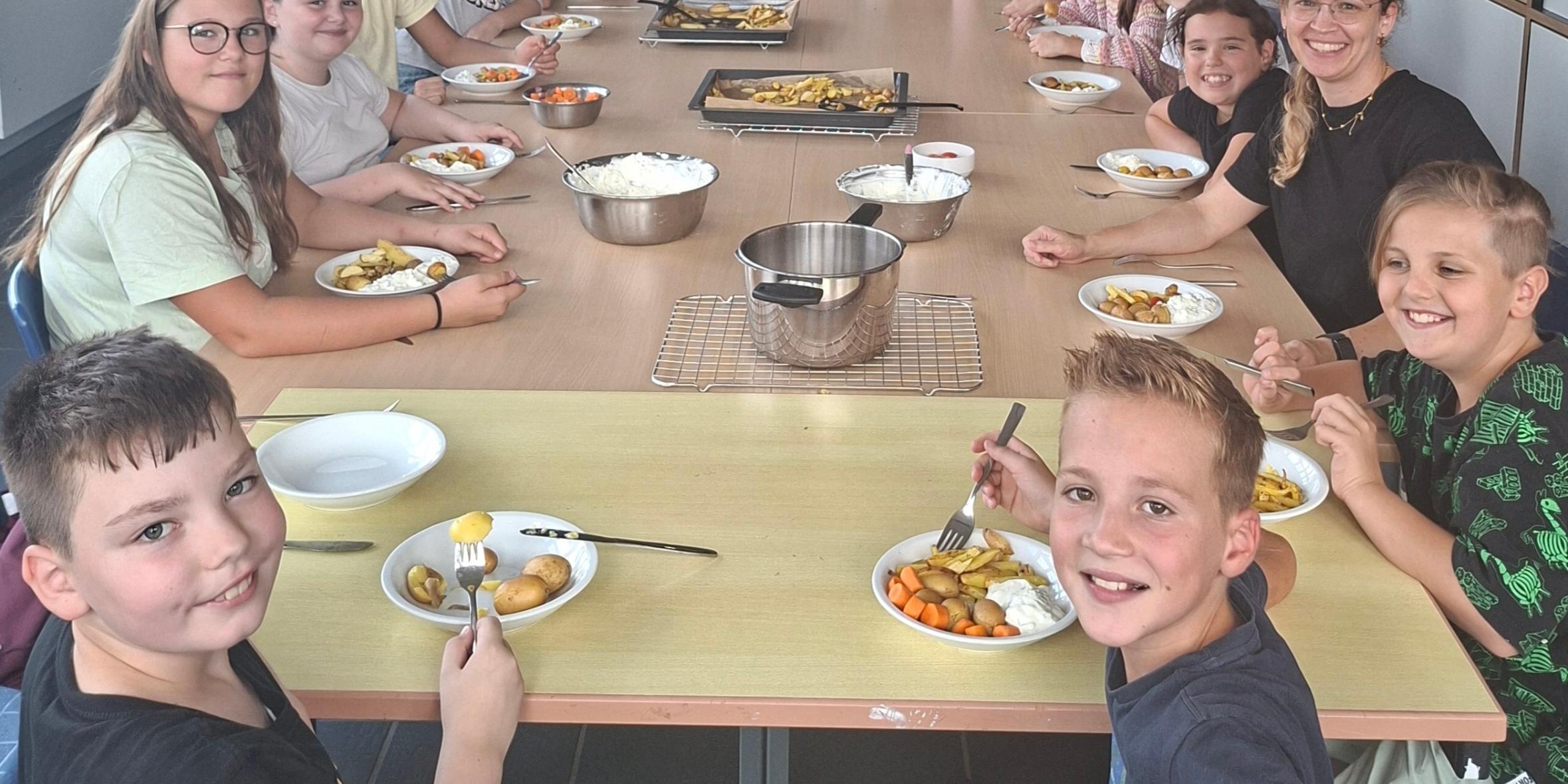 Schulgarten-AG (c) Kerstin Mix SuS der Schulgarten-AG