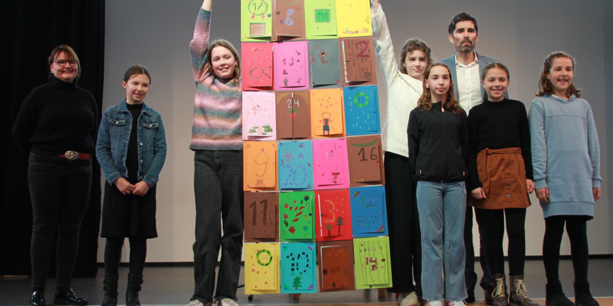 Herrn Minister Teuber wird ein Leseadventskalender überreicht.