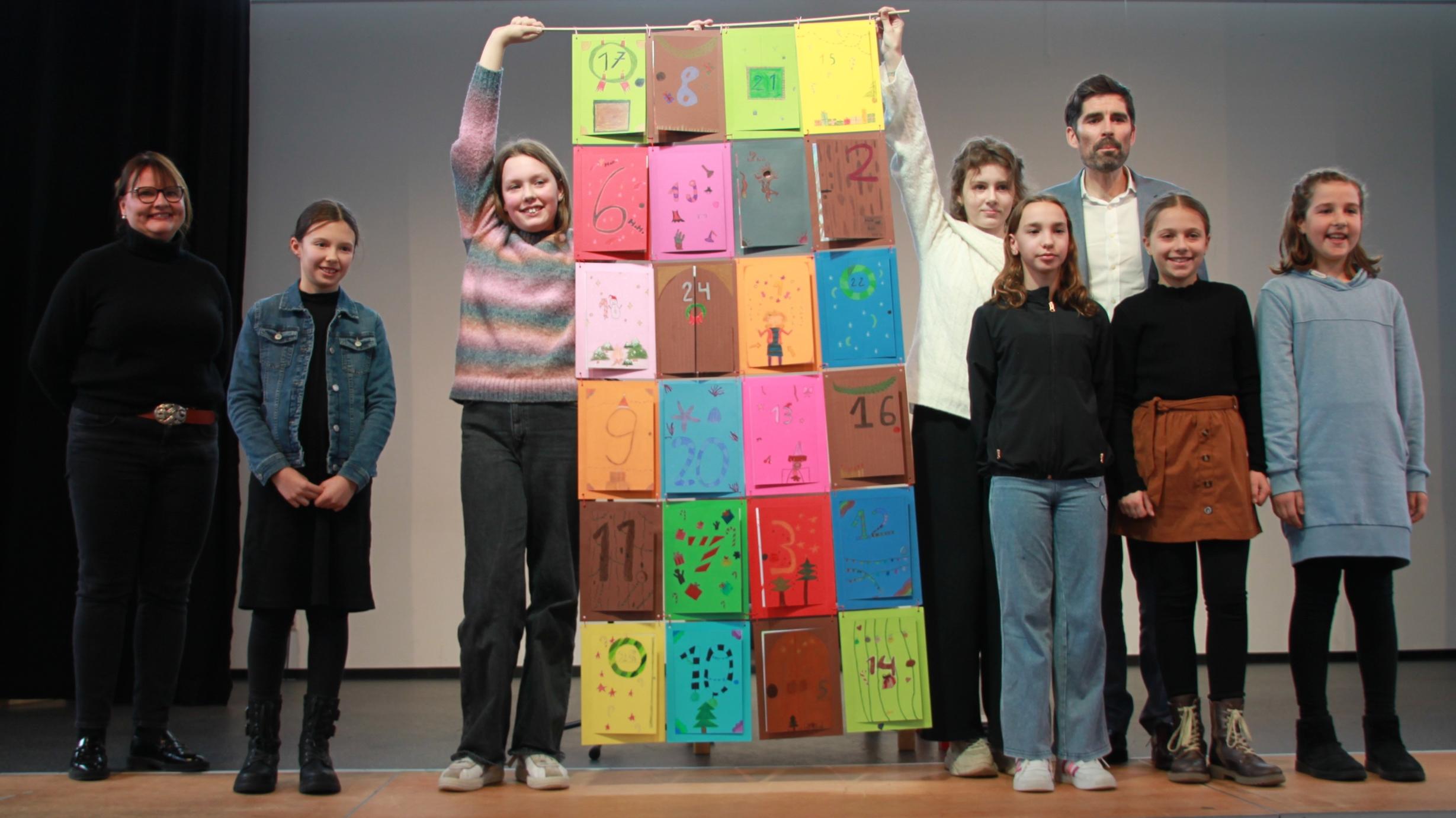 Herrn Minister Teuber wird ein Leseadventskalender überreicht.