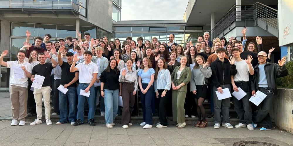 Die Abiturienten winken zum Abschied.