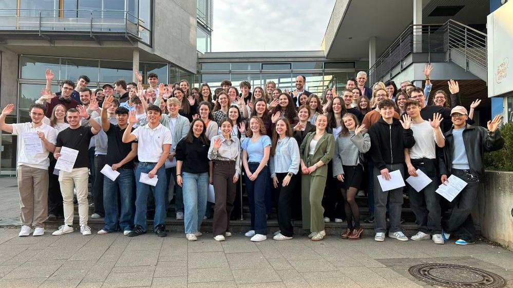 Die Abiturienten winken zum Abschied.