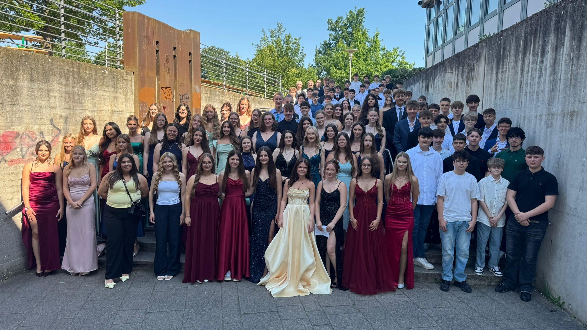 Die Abschlussschüler stehen auf der Treppe zum oberen Schulhof.