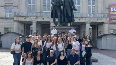 Die Gruppe posiert vor dem Goethe- und Schillerdenkmal in Weimar.