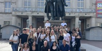 Die Gruppe posiert vor dem Goethe- und Schillerdenkmal in Weimar.