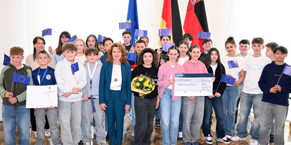 Die Mädchen und Jungen der Klasse 7D gemeinsam mit ihrer Klassenleiterin Frau Hoffmann und Frau Staatssekretärin Raab.. (c) Staatskanzlei RLP / Schäfer Die Mädchen und Jungen der Klasse 7D gemeinsam mit ihrer Klassenleiterin Frau Hoffmann und Frau Staatssekretärin Raab..