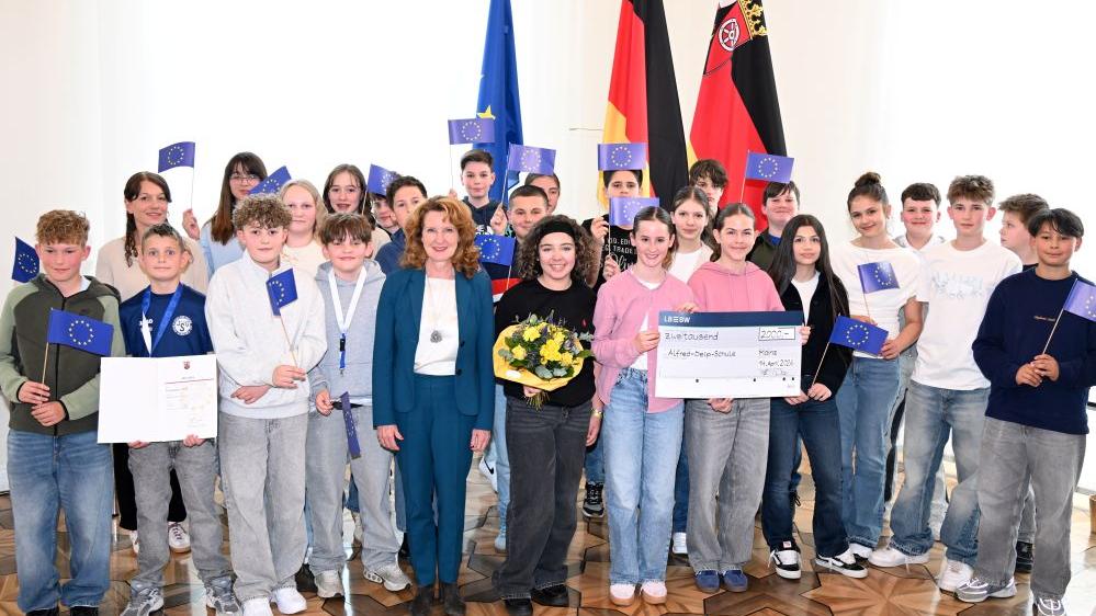 Die Mädchen und Jungen der Klasse 7D gemeinsam mit ihrer Klassenleiterin Frau Hoffmann und Frau Staatssekretärin Raab..