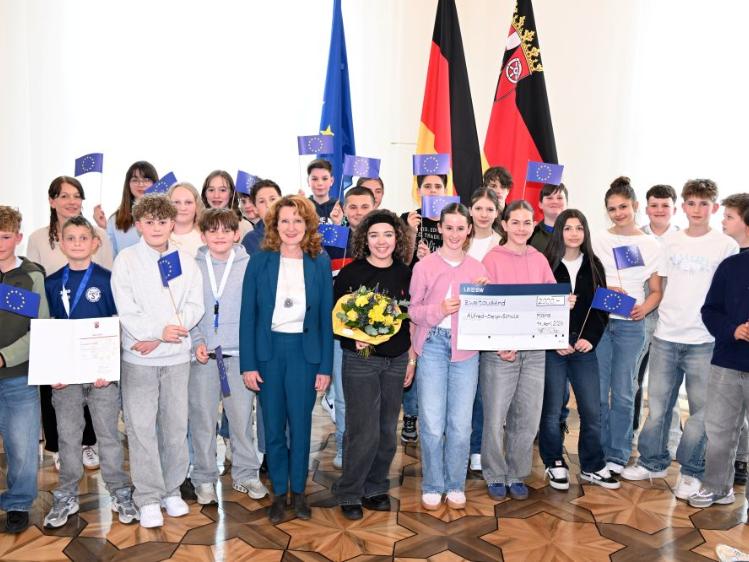 Die Mädchen und Jungen der Klasse 7D gemeinsam mit ihrer Klassenleiterin Frau Hoffmann und Frau Staatssekretärin Raab..