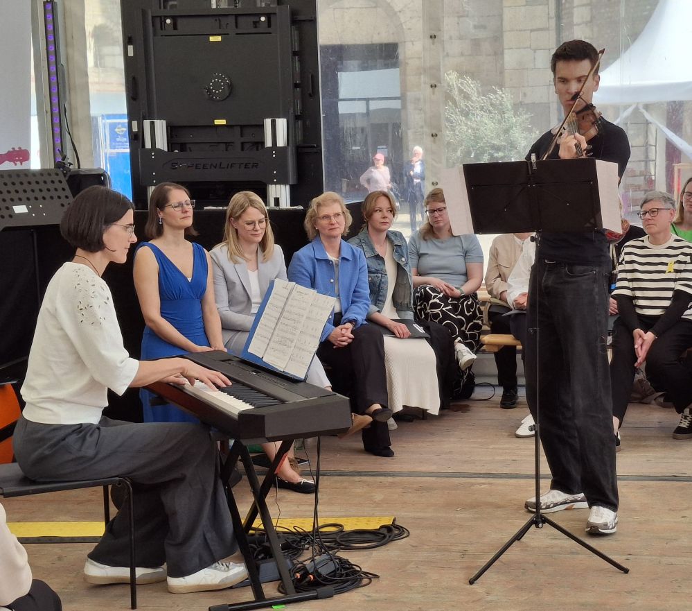 Mark Niehaus an der Geige mit Bettina Schneider am Keyboard.