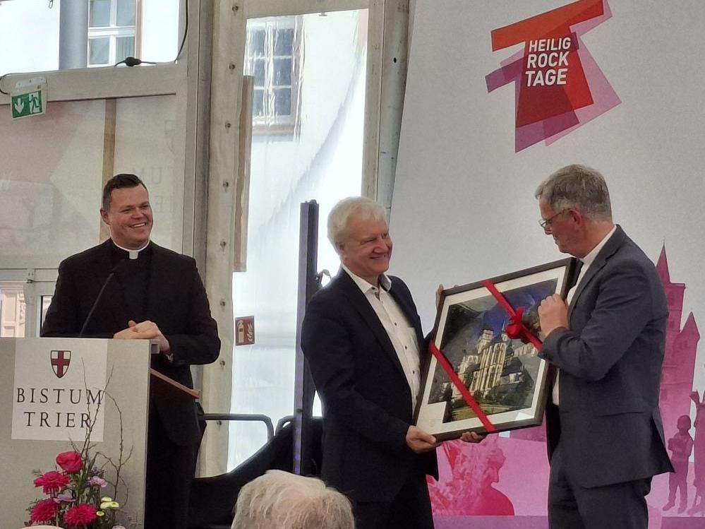 Tim Sturm (links) überreicht mit Andreas Trogsch ein Bild an Ulrich von Plettenberg.