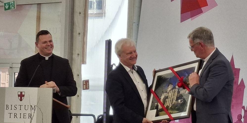 Tim Sturm (links) überreicht mit Andreas Trogsch ein Bild an Ulrich von Plettenberg.