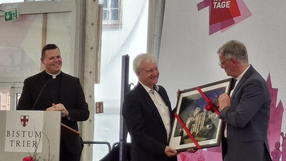 Tim Sturm (links) überreicht mit Andreas Trogsch ein Bild an Ulrich von Plettenberg.