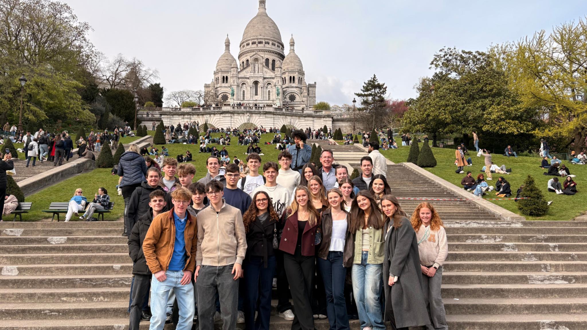 Pilgergruppe vor Sacre Coeur