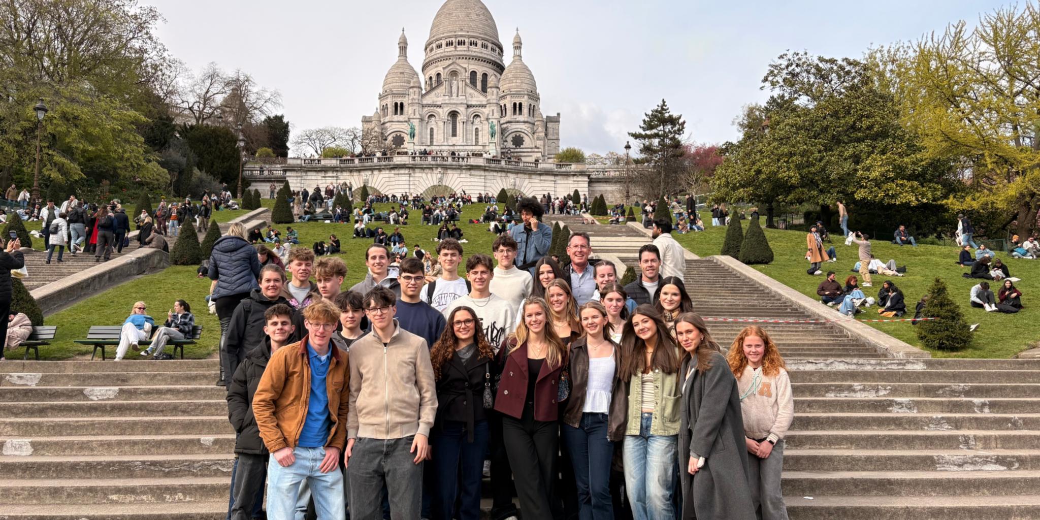 Pilgergruppe vor Sacre Coeur