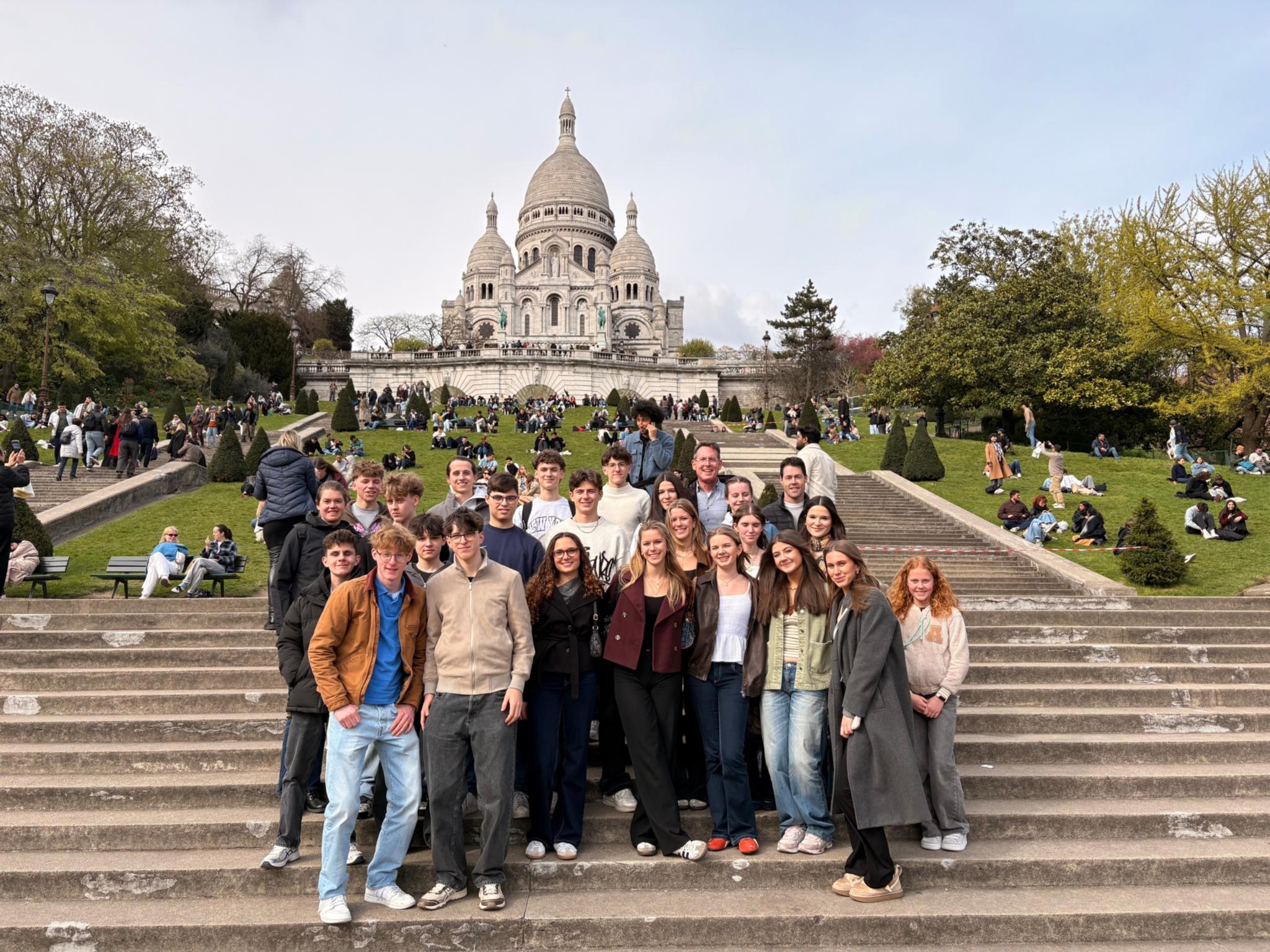 Pilgergruppe vor Sacre Coeur