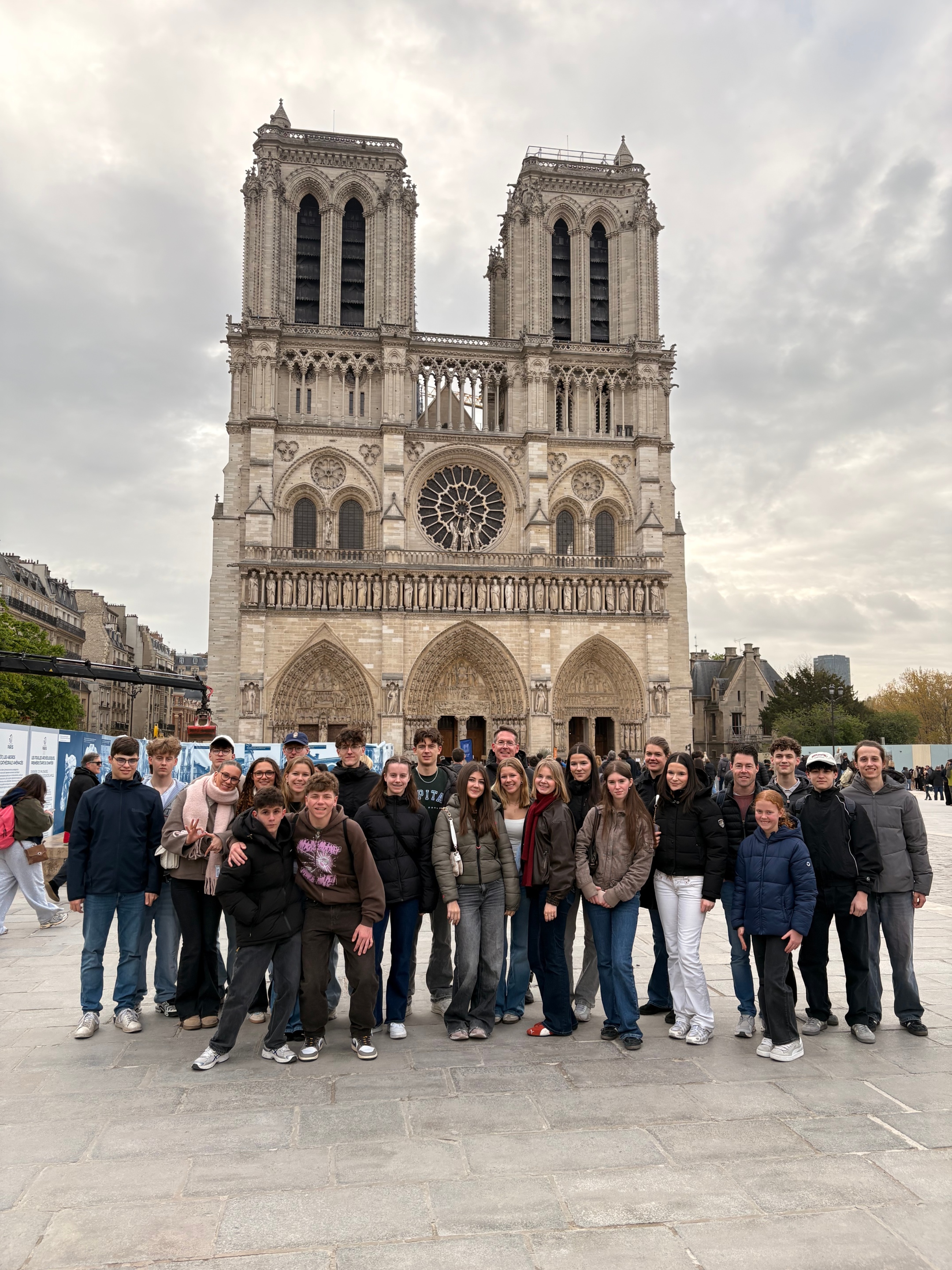 Pilgergruppe vor Notre Dame