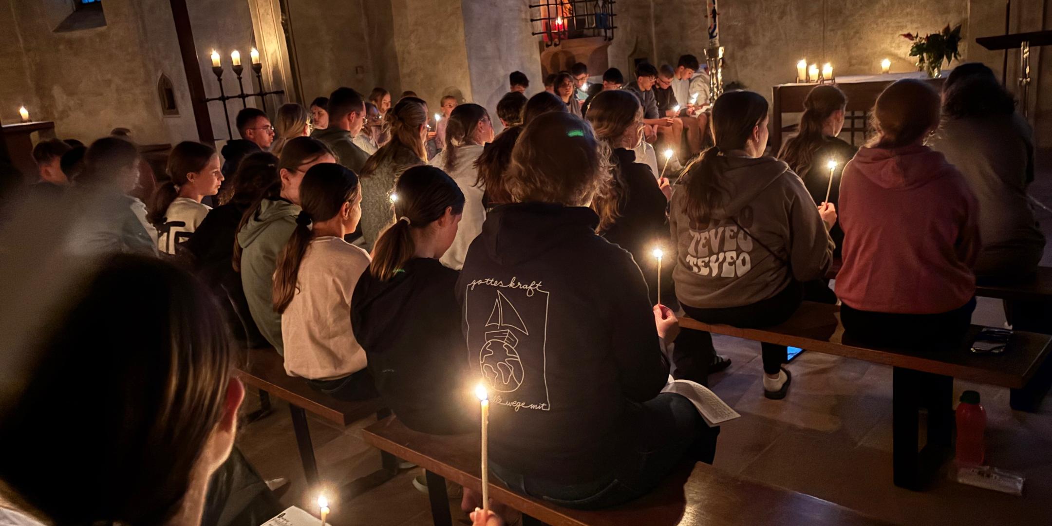 Jugendliche verschiedenen Alters feiern mit Kerzen einen Gottesdienst. (c) Dr. Thomas Deutsch Jugendliche verschiedenen Alters feiern mit Kerzen einen Gottesdienst.