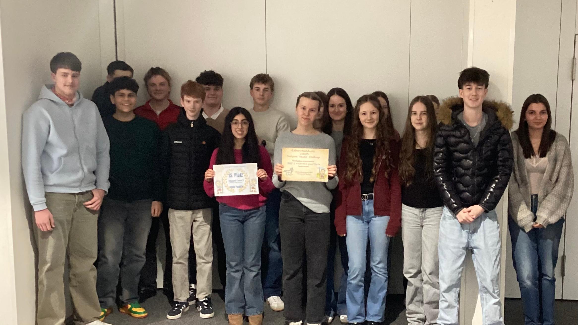 Eine Schülergruppe zeigt eine Urkunde mit dem erreichten Platz.