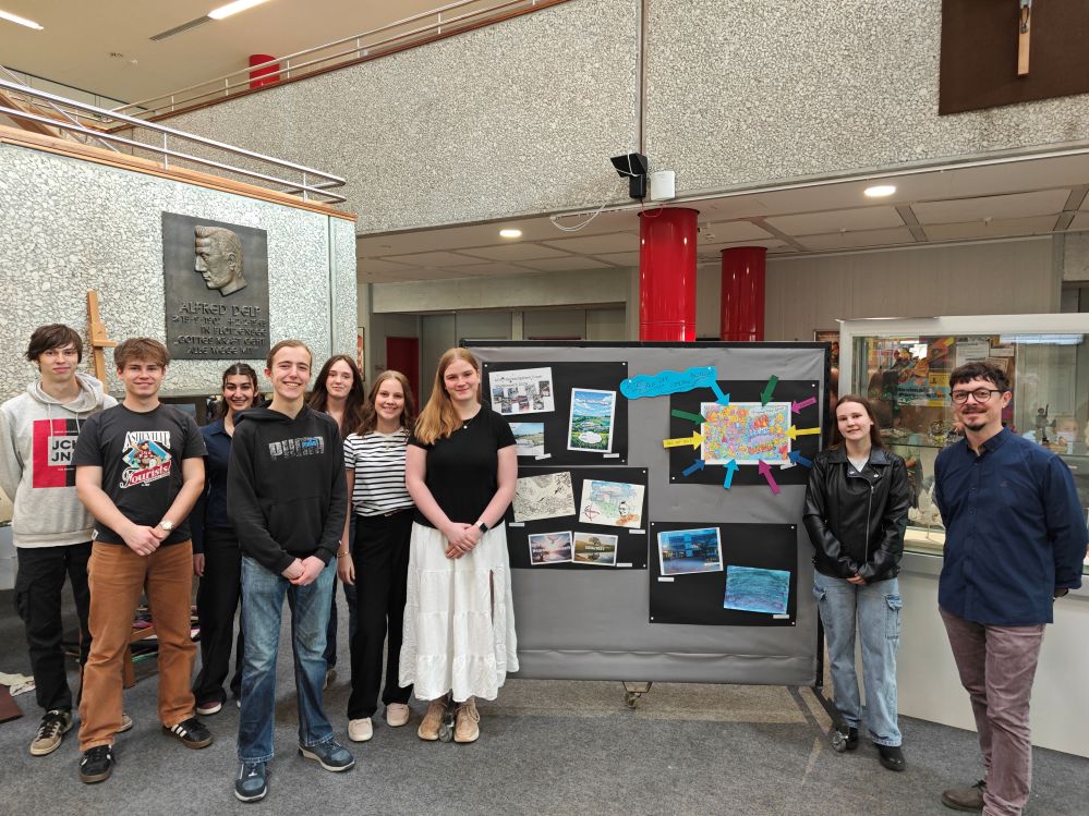 Mitglieder der SV, die Siegerin und Herr Unger präsentieren das Cover des neuen Schulplaners.