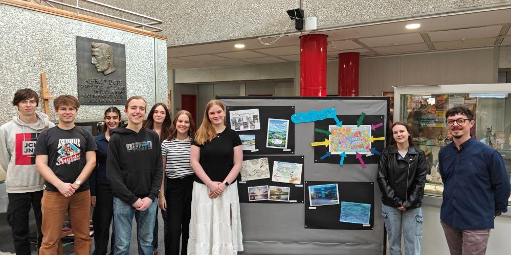 Mitglieder der SV, die Siegerin und Herr Unger präsentieren das Cover des neuen Schulplaners.