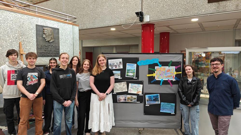 Mitglieder der SV, die Siegerin und Herr Unger präsentieren das Cover des neuen Schulplaners.