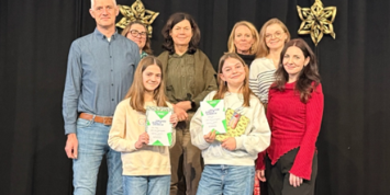 Die Vorlesesiegerinnen mit Vertreterinnen des Kollegiums.