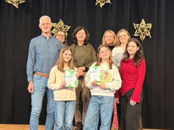 Die Vorlesesiegerinnen mit Vertreterinnen des Kollegiums.