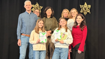 Die Vorlesesiegerinnen mit Vertreterinnen des Kollegiums.