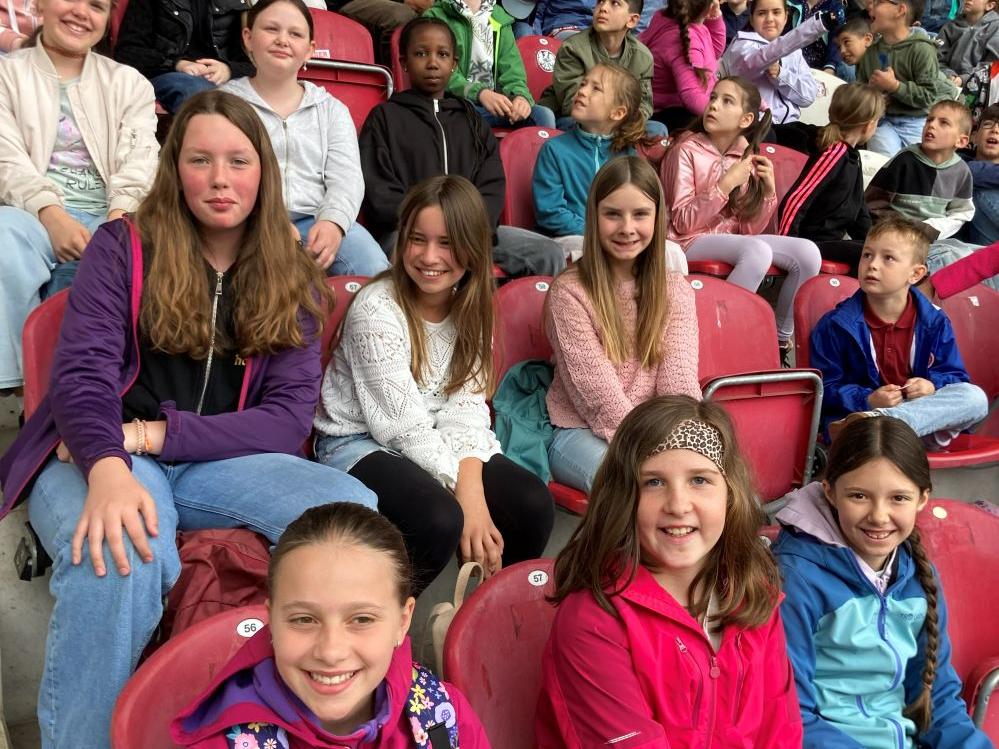Kinder erwarten den Weltrekord auf der Tribüne des Stadions.