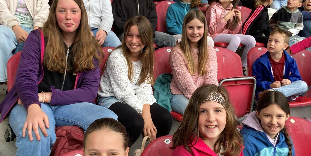 Kinder erwarten den Weltrekord auf der Tribüne des Stadions. (c) Maximilian Gerisch Kinder erwarten den Weltrekord auf der Tribüne des Stadions.