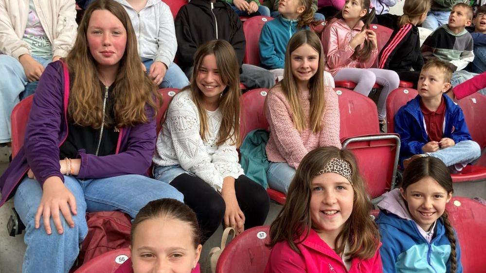 Kinder erwarten den Weltrekord auf der Tribüne des Stadions.
