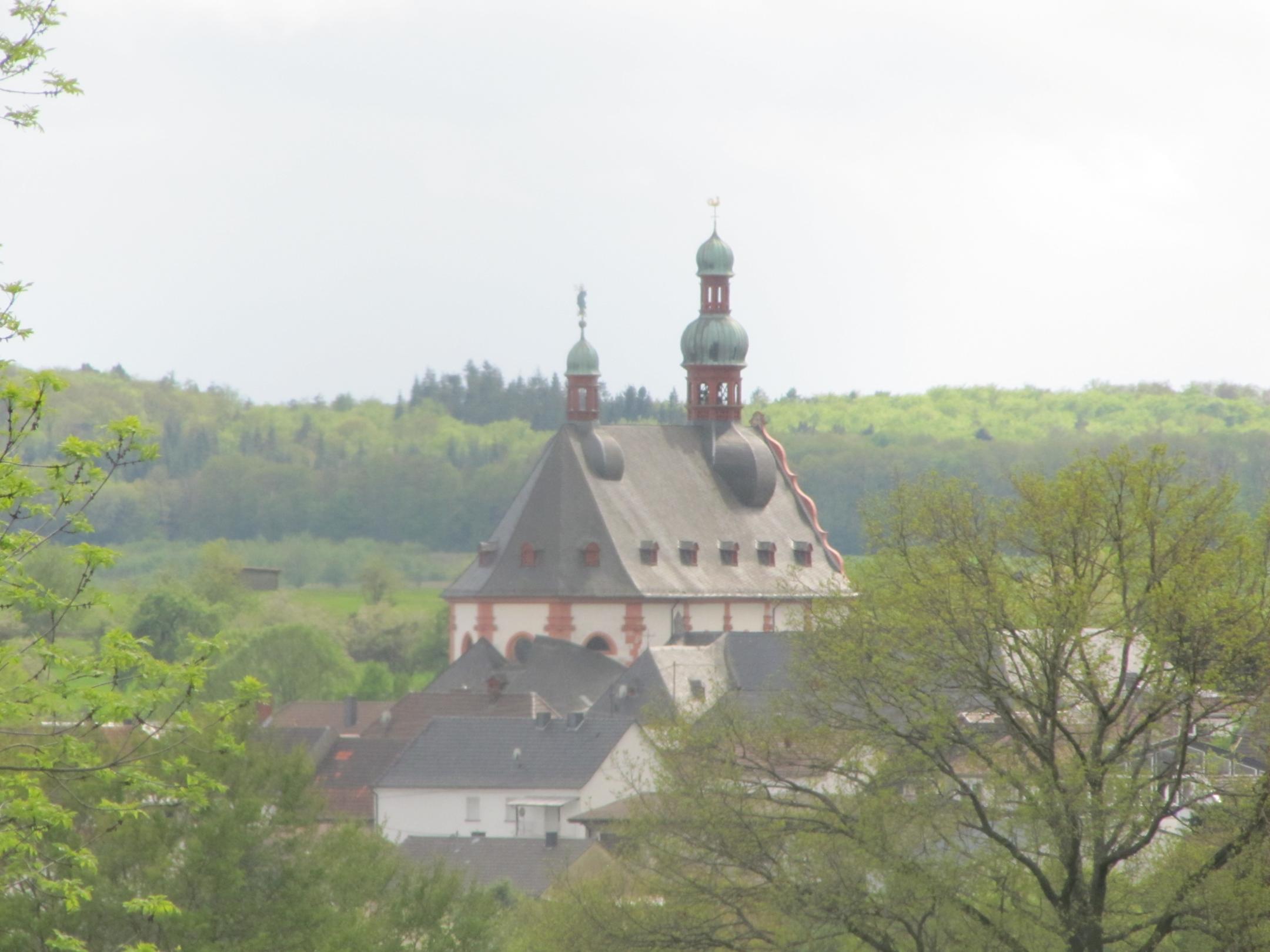 Blick von Nordosten auf die Wallfahrtskirche in Spabrücken