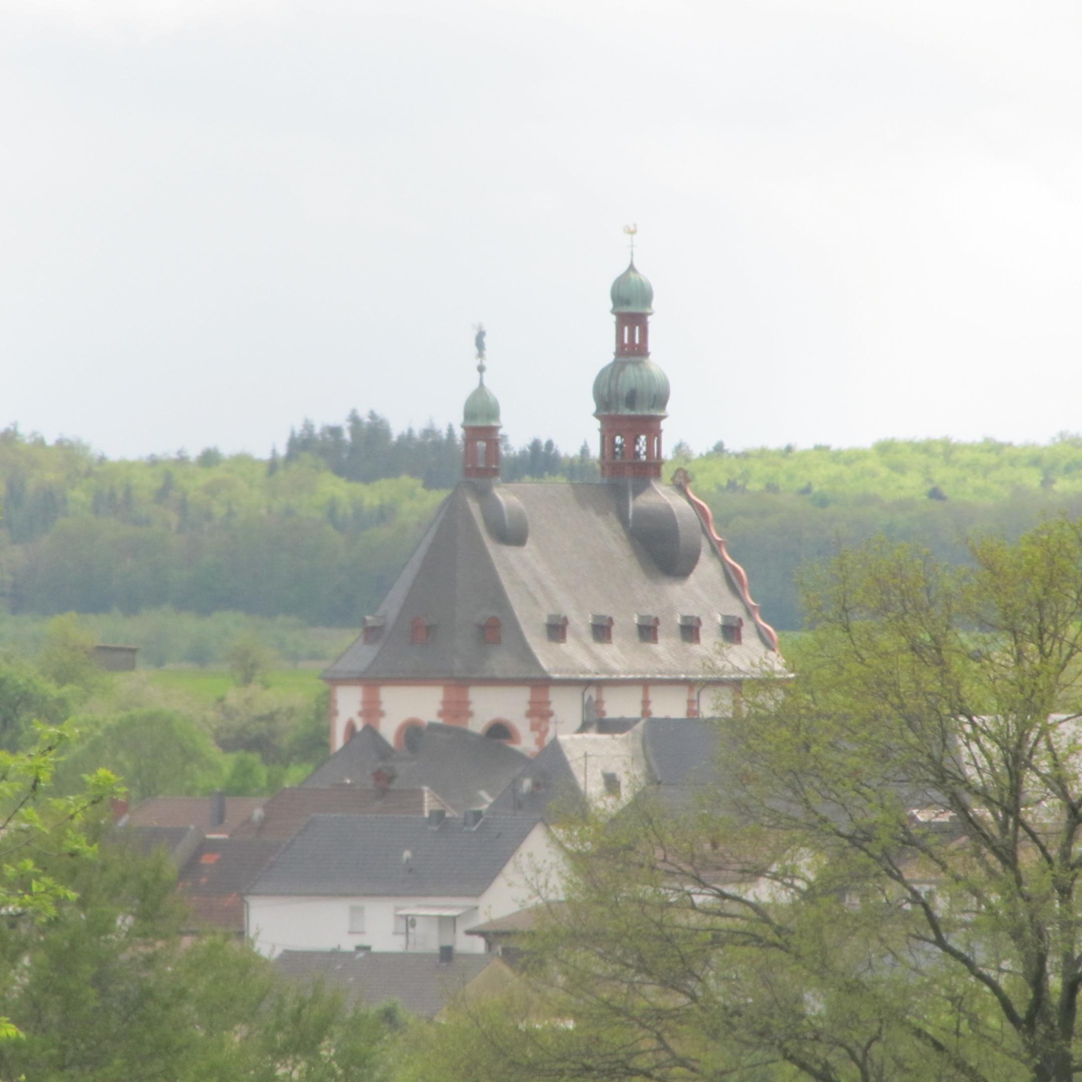Blick von Nordosten auf die Wallfahrtskirche in Spabrücken