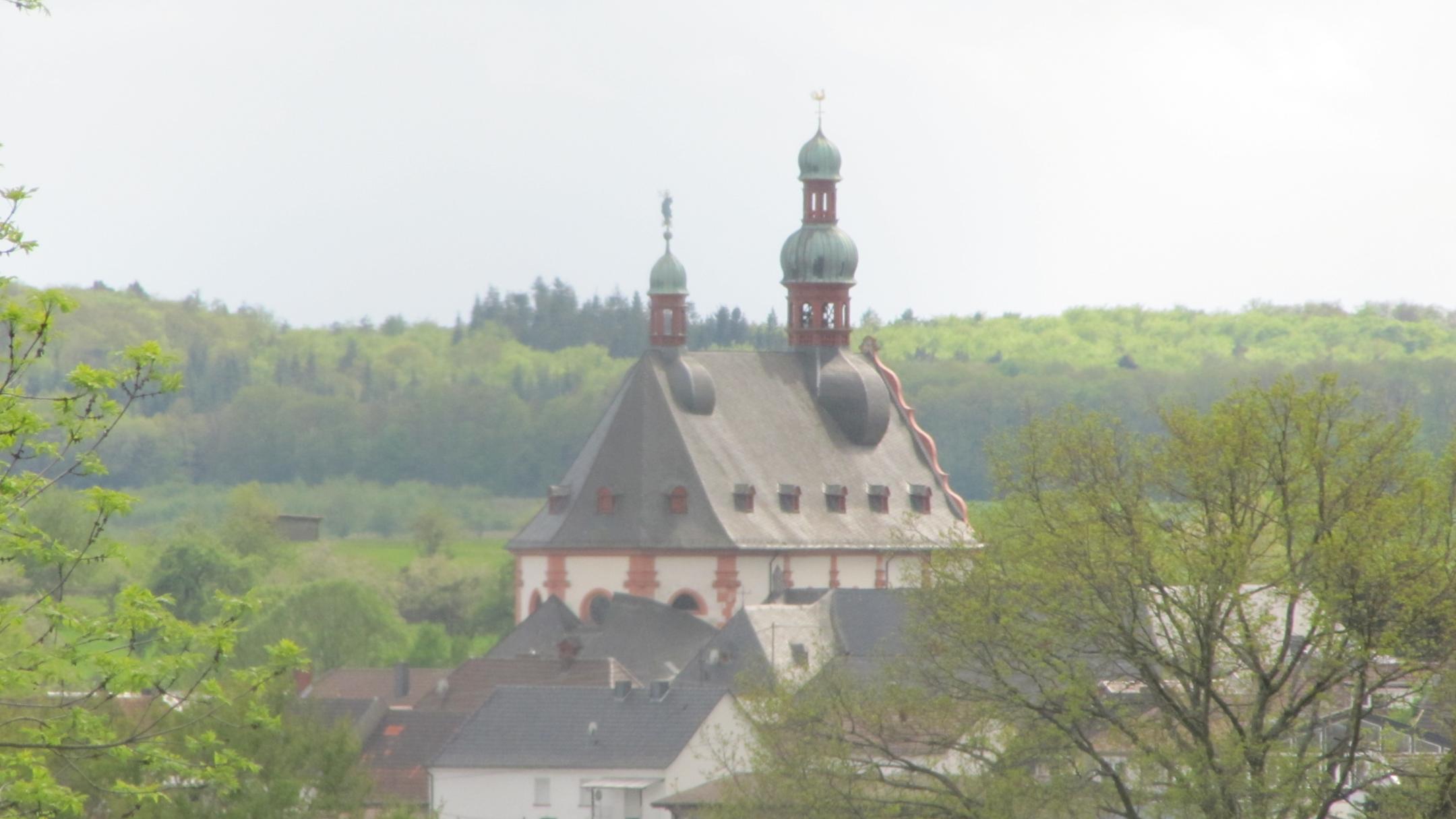 Blick von Nordosten auf die Wallfahrtskirche in Spabrücken