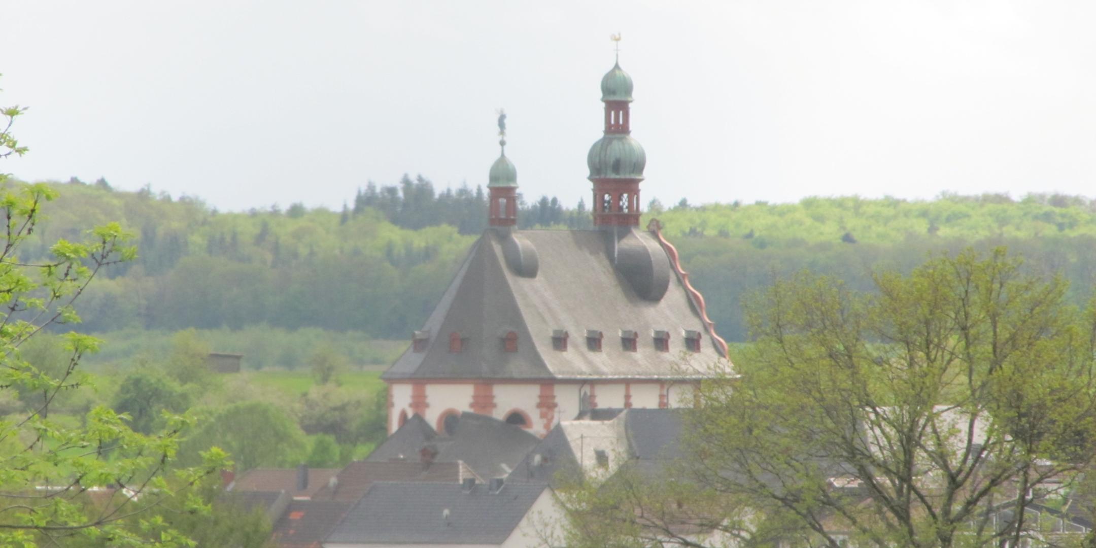 Blick von Nordosten auf die Wallfahrtskirche in Spabrücken