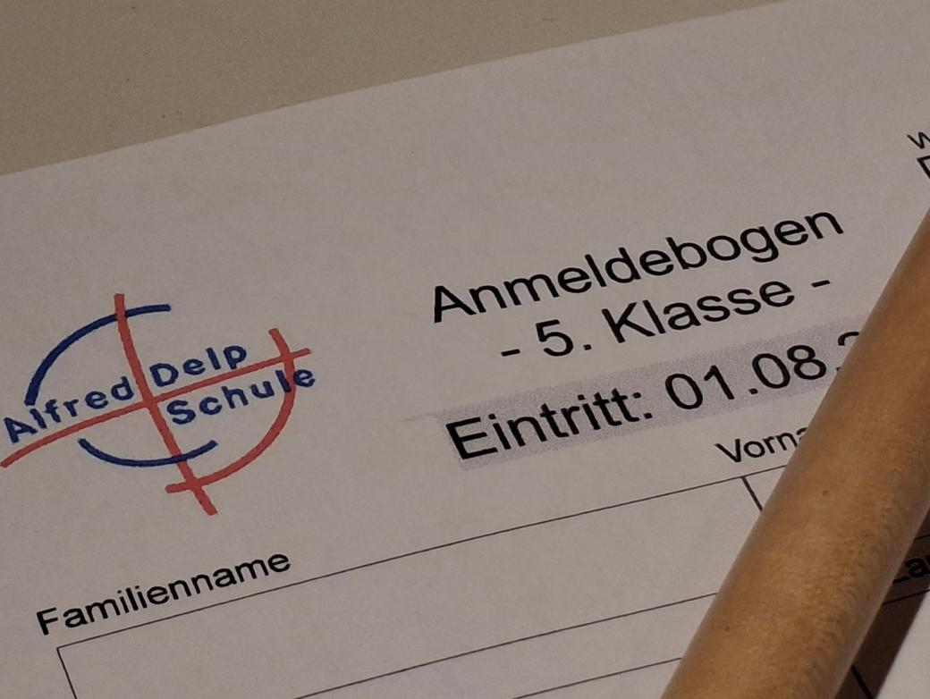 Kopf des Anmeldebogens mit Schullogo und Stift