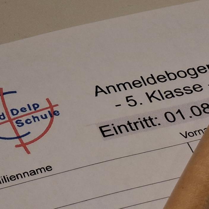 Kopf des Anmeldebogens mit Schullogo und Stift