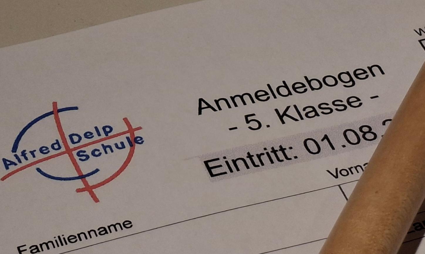 Kopf des Anmeldebogens mit Schullogo und Stift