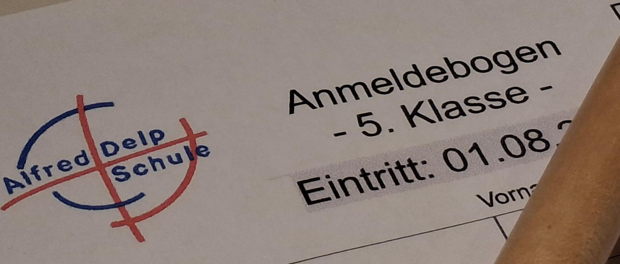 Kopf des Anmeldebogens mit Schullogo und Stift