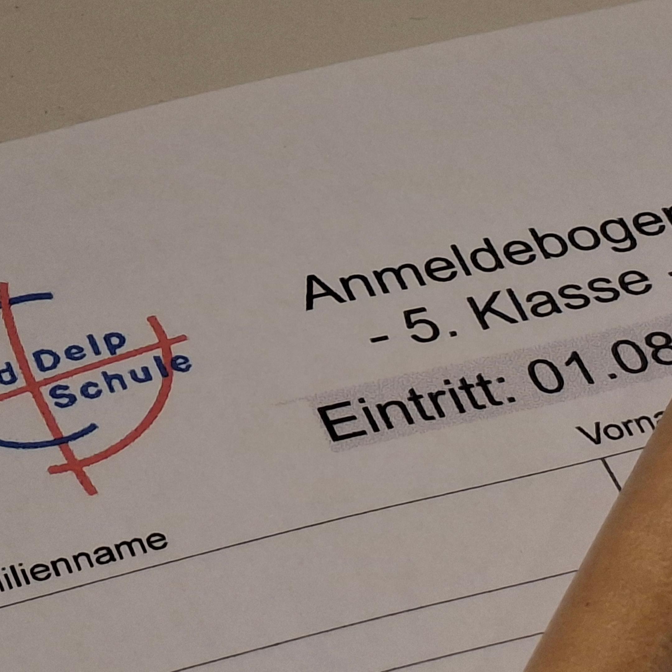 Kopf des Anmeldebogens mit Schullogo und Stift