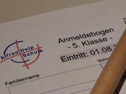Kopf des Anmeldebogens mit Schullogo und Stift