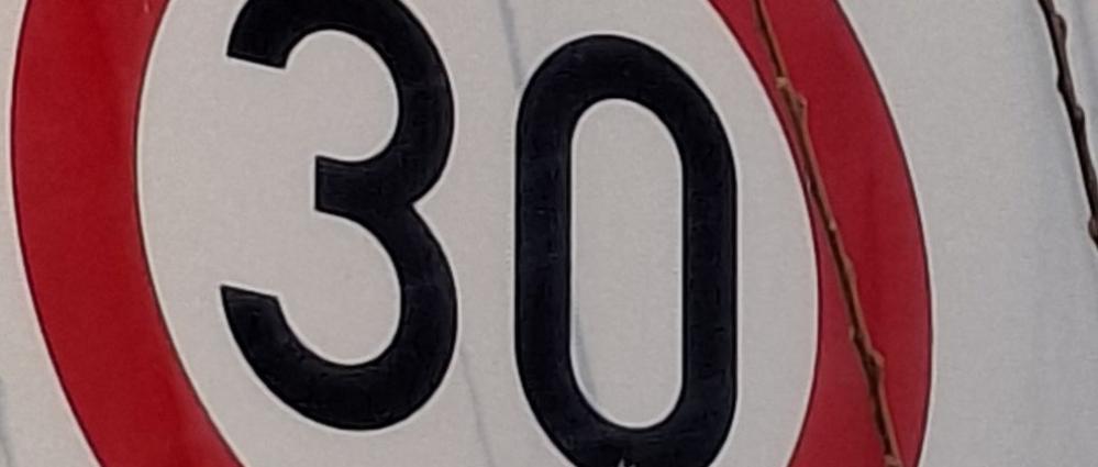 Verkehrsschild für eine 30er Zone
