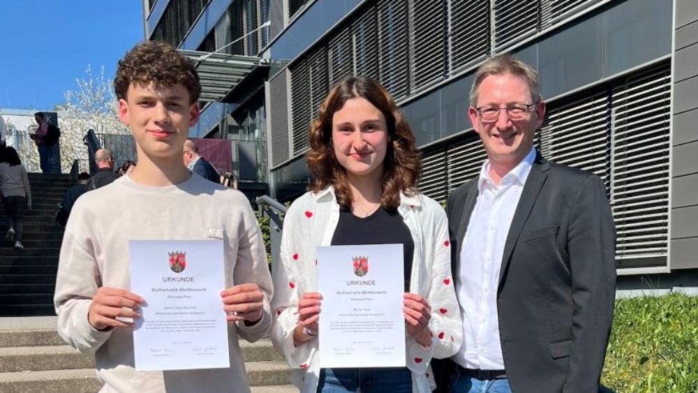 Merle Faus und Jona Lützenkirchen erhalten ihre Urkunden.