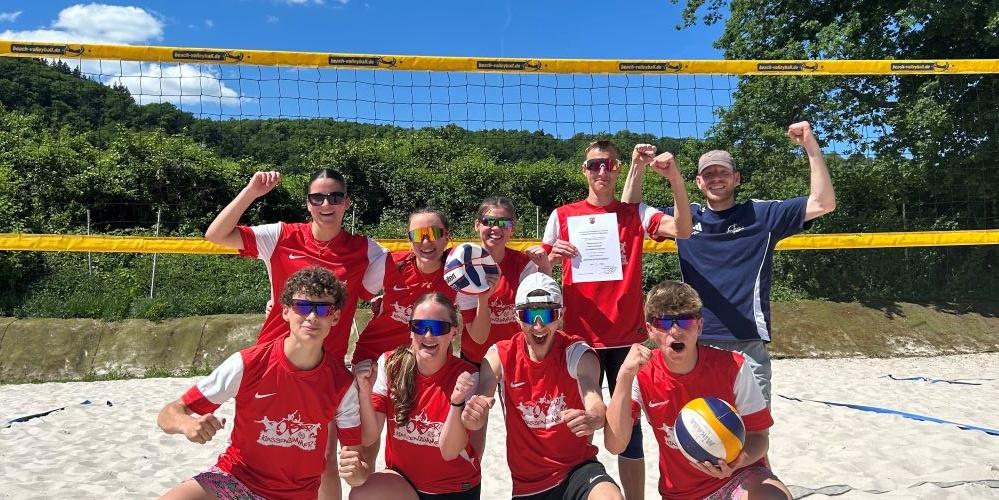 Junge Menschen posieren auf einem Beachvolleyballplatz. (c) Jonathan Trost Junge Menschen posieren auf einem Beachvolleyballplatz.