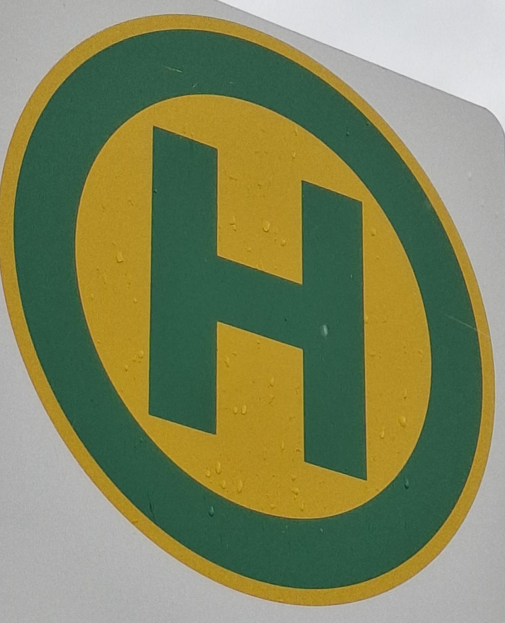 Bushaltestellensymbol: grüner Buchstabe H in grünem Kreis auf gelben Grund (c) Frank Klemm Bushaltestellensymbol: grüner Buchstabe H in grünem Kreis auf gelben Grund