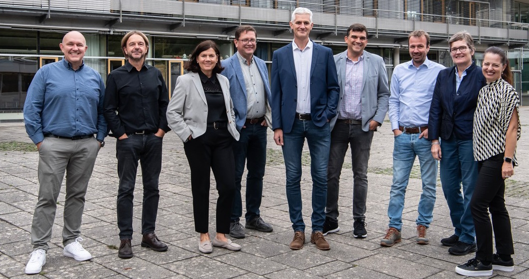 Die Schulleitung steht auf dem unteren Schulhof.