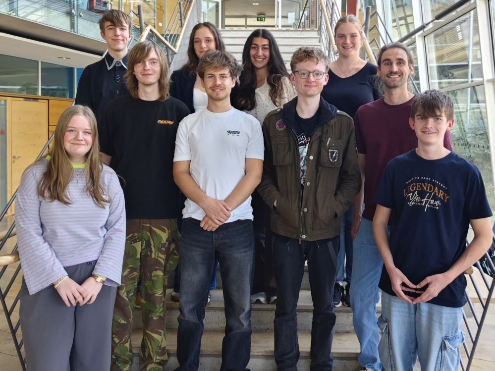 Schülerinnen und Schüler der SV stehen auf der Treppe im Neubau.